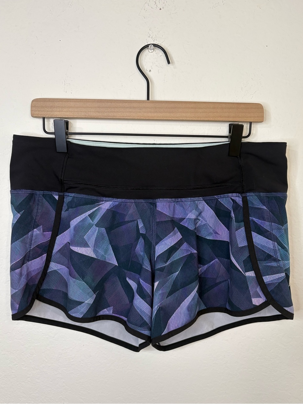 Lululemon Run Times Shorts 4-way Stretch 4"
Pretty Prism Multi / Black size 8